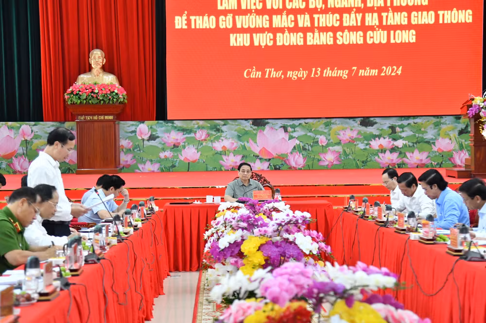 Lãnh đạo Văn phòng Chính phủ báo cáo Thủ tướng Chính phủ tại buổi làm việc (Ảnh: Thanh Giang).