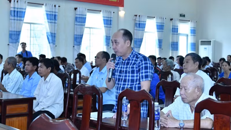 Đại diện cử tri huyện Cờ Đỏ nêu kiến nghị tại buổi tiếp xúc cử tri (Ảnh: THANH GIANG). Đại diện cử tri huyện Cờ Đỏ nêu kiến nghị tại buổi tiếp xúc cử tri (Ảnh: THANH GIANG).