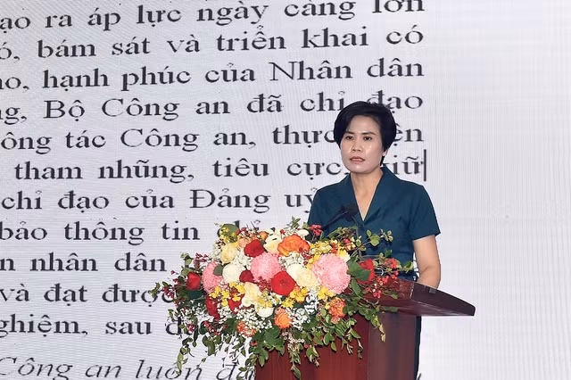 Đại tá Nguyễn Thị Phương, Phó Chánh văn phòng Bộ Công an, trình bày tham luận tại hội nghị. (Ảnh: VGP) Đại tá Nguyễn Thị Phương, Phó Chánh văn phòng Bộ Công an, trình bày tham luận tại hội nghị. (Ảnh: VGP)
