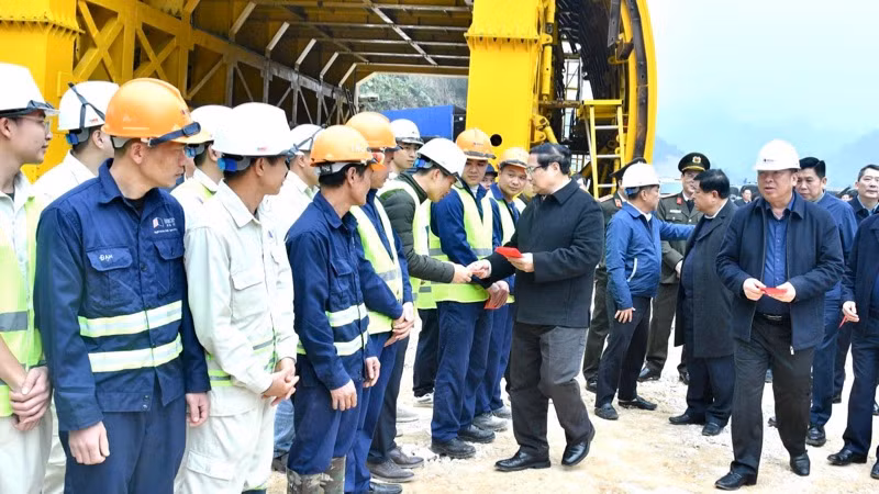 Thủ tướng Phạm Minh Chính mừng tuổi Xuân mới cho các kỹ sư, công nhân trên công trường xây dựng hầm Đông Khê (huyện Thạch An, tỉnh Cao Bằng). (Ảnh: THANH GIANG)