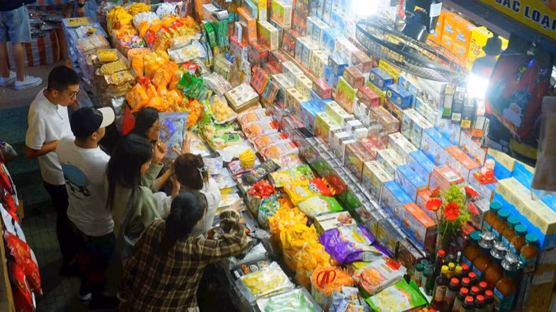 Mặt hàng bánh kẹo luôn hút hàng trong những ngày Tết ở Đà Nẵng. Mặt hàng bánh kẹo luôn hút hàng trong những ngày Tết ở Đà Nẵng.
