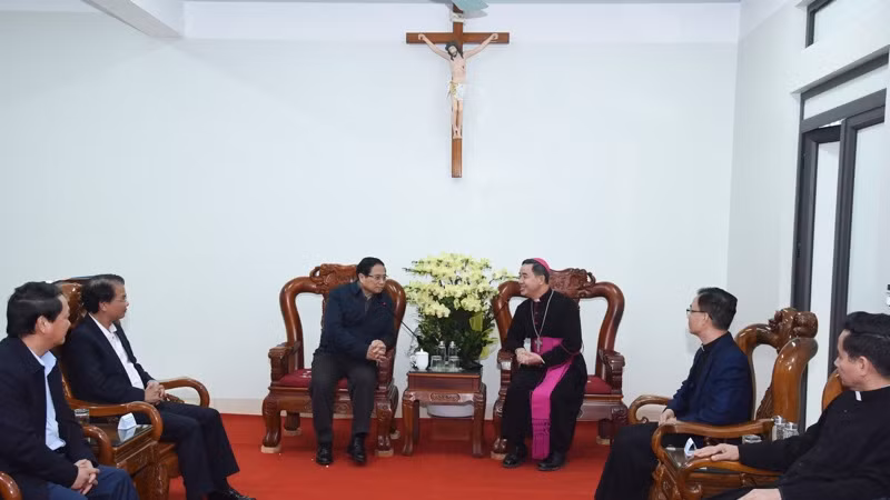 Thủ tướng Phạm Minh Chính chúc mừng các linh mục, tu sĩ, giáo dân Giáo xứ Lào Cai nhân dịp Giáng sinh năm 2024. (Ảnh: TRẦN HẢI) Thủ tướng Phạm Minh Chính chúc mừng các linh mục, tu sĩ, giáo dân Giáo xứ Lào Cai nhân dịp Giáng sinh năm 2024. (Ảnh: TRẦN HẢI)
