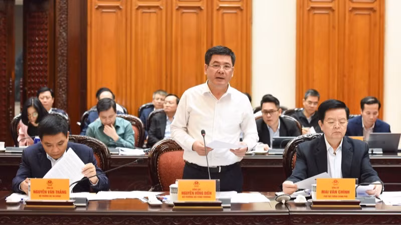Bộ trưởng Công thương Nguyễn Hồng Diên phát biểu ý kiến tại cuộc họp (Ảnh: TRẦN HẢI)