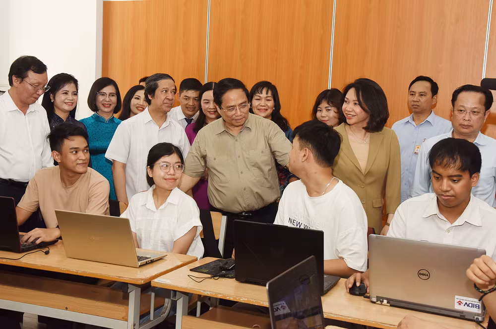 Thủ tướng Phạm Minh Chính với học sinh, sinh viên khuyết tật tại Trung tâm Hỗ trợ phát triển giáo dục hòa nhập thuộc Trường cao đẳng Sư phạm Trung ương. (Ảnh: Trần Hải) Thủ tướng Phạm Minh Chính với học sinh, sinh viên khuyết tật tại Trung tâm Hỗ trợ phát triển giáo dục hòa nhập thuộc Trường cao đẳng Sư phạm Trung ương. (Ảnh: Trần Hải)