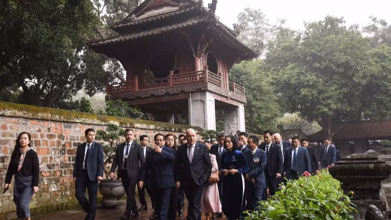 Thủ tướng Phạm Minh Chính giới thiệu với Thủ tướng New Zealand Christopher Luxon về Văn Miếu-Quốc Tử Giám. (Ảnh: TRẦN HẢI)