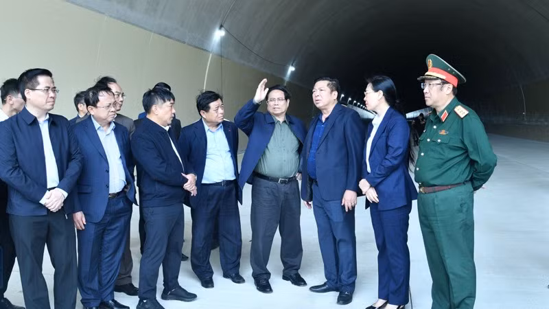Thủ tướng Phạm Minh Chính thị sát hầm số 1 trên tuyến cao tốc Quảng Ngãi-Hoài Nhơn. (Ảnh: THANH GIANG)
