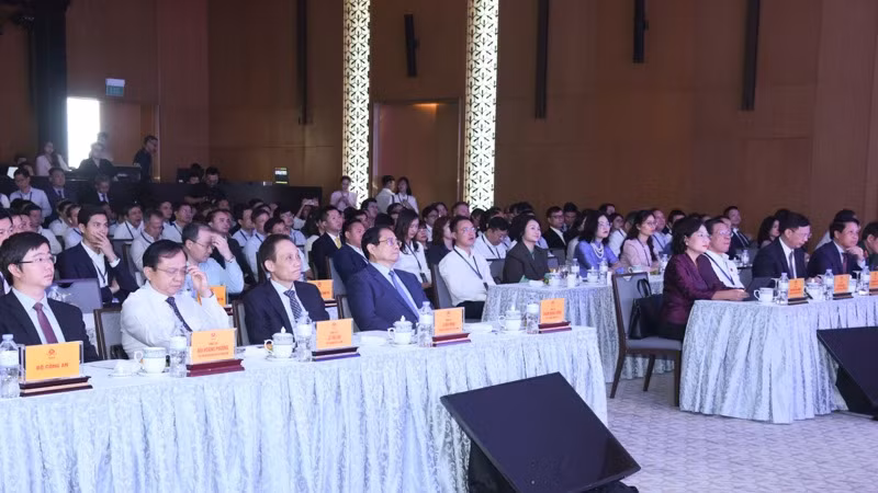 Thủ tướng Phạm Minh Chính, các đồng chí lãnh đạo, đại biểu tham dự sự kiện. (Ảnh TRẦN HẢI)