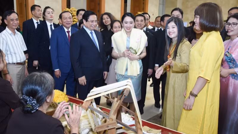 Thủ tướng Phạm Minh Chính giới thiệu với Thủ tướng Thái Lan Paetongtarn Shinawatra nghề dệt lụa truyền thống của Việt Nam. (Ảnh: TRẦN HẢI)