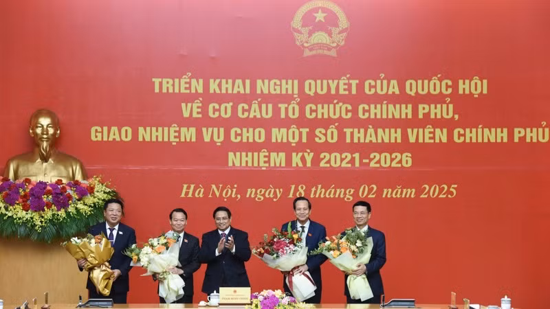 Thủ tướng Phạm Minh Chính tặng hoa chúc mừng 4 Bộ trưởng mới được bổ nhiệm. (Ảnh: TRẦN HẢI)