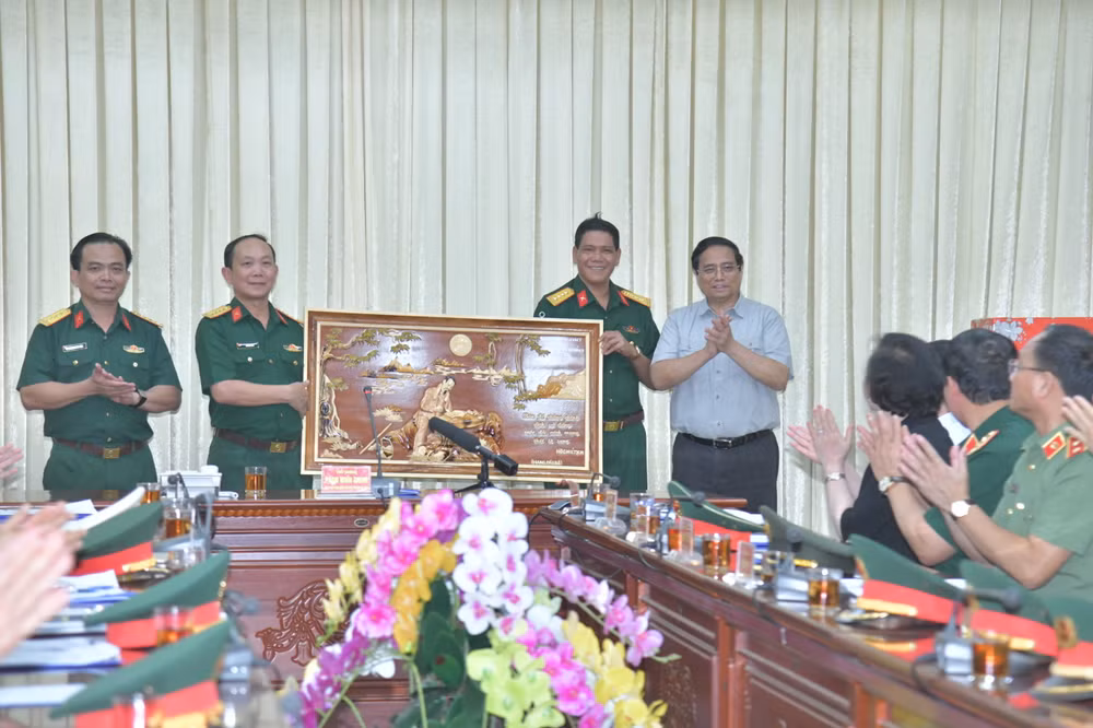 Thủ tướng Phạm Minh Chính tặng quà Bộ Chỉ huy Quân sự tỉnh Đắk Lắk.
