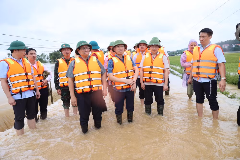 Thủ tướng Phạm Minh Chính thị sát tình hình nước lũ sông Cầu đang tràn bờ khu vực cầu Đá, thôn Hạ Lát, gây ngập lụt cánh đồng xã Tiên Sơn. Thủ tướng Phạm Minh Chính thị sát tình hình nước lũ sông Cầu đang tràn bờ khu vực cầu Đá, thôn Hạ Lát, gây ngập lụt cánh đồng xã Tiên Sơn.