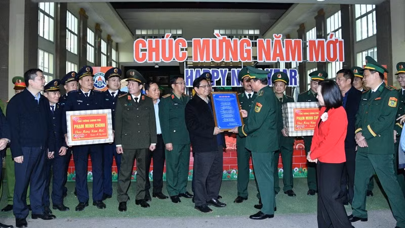 Chỉ huy trưởng Lực lượng Biên phòng tại Cửa khẩu Tân Thanh tặng Thủ tướng Phạm Minh Chính bài thơ ca ngợi về công cuộc xoá nhà tạm, nhà dột nát trên phạm vi cả nước. (Ảnh: THANH GIANG)