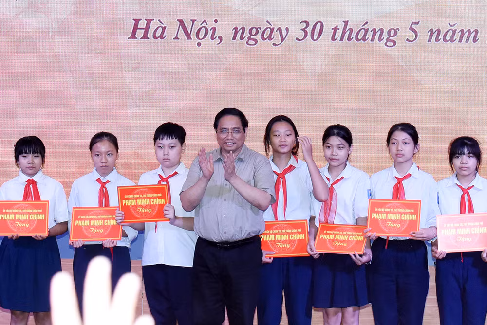 Thủ tướng Phạm Minh Chính trao học bổng cho học sinh Trường Phổ thông dân lập Herman Gmeine. (Ảnh: Trần Hải) Thủ tướng Phạm Minh Chính trao học bổng cho học sinh Trường Phổ thông dân lập Herman Gmeine. (Ảnh: Trần Hải)