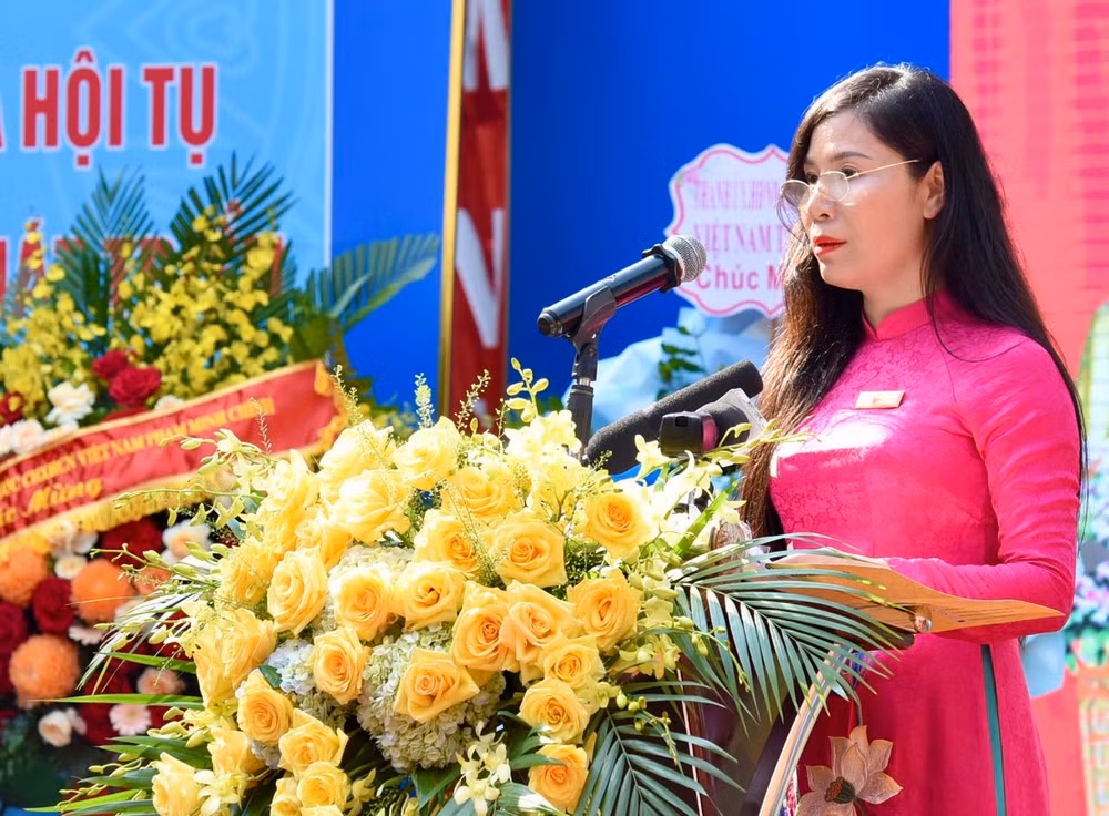 Hiệu trưởng Trường Phổ thông cơ sở Nguyễn Đình Chiểu Nguyễn Thị Tuyết Mai phát biểu ý kiến tại Lễ khai giảng. (Ảnh: TRẦN HẢI) Hiệu trưởng Trường Phổ thông cơ sở Nguyễn Đình Chiểu Nguyễn Thị Tuyết Mai phát biểu ý kiến tại Lễ khai giảng. (Ảnh: TRẦN HẢI)