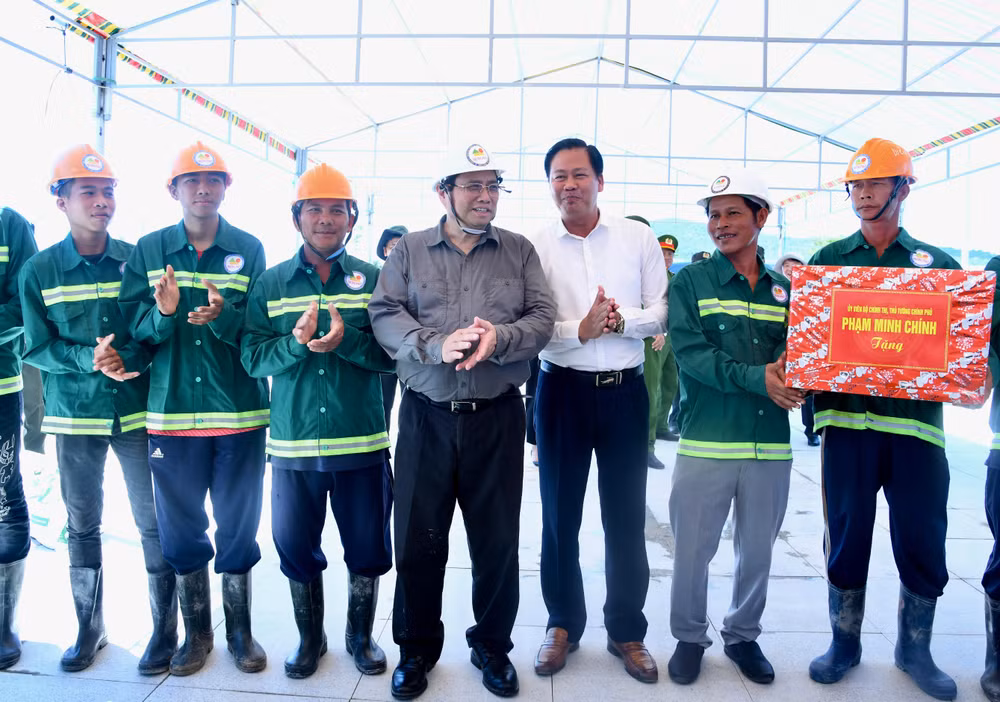 Thủ tướng Phạm Minh Chính thăm, tặng quà động viên cán bộ, công nhân đang thi công Tượng đài Bác Hồ.