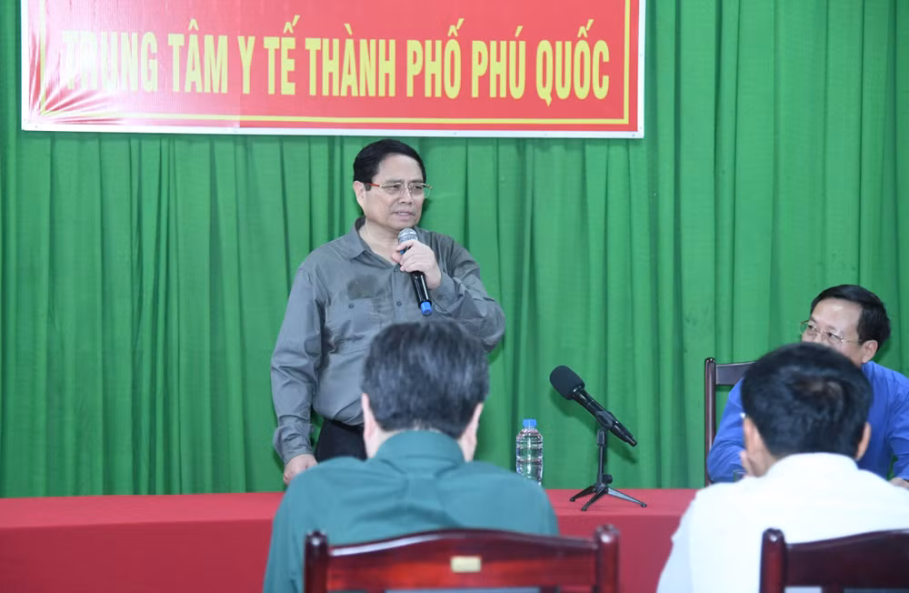 Thủ tướng Phạm Minh Chính thăm và nói chuyện với cán bộ, y bác sĩ Trung tâm Y tế thành phố Phú Quốc.