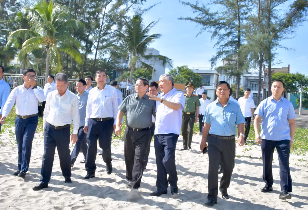 Thủ tướng Phạm Minh Chính đi thị sát bãi biển thuộc phạm vi Dự án nghiên cứu lấn biển phục vụ Khu thương mại tự do Đà Nẵng. (Ảnh: THANH GIANG)