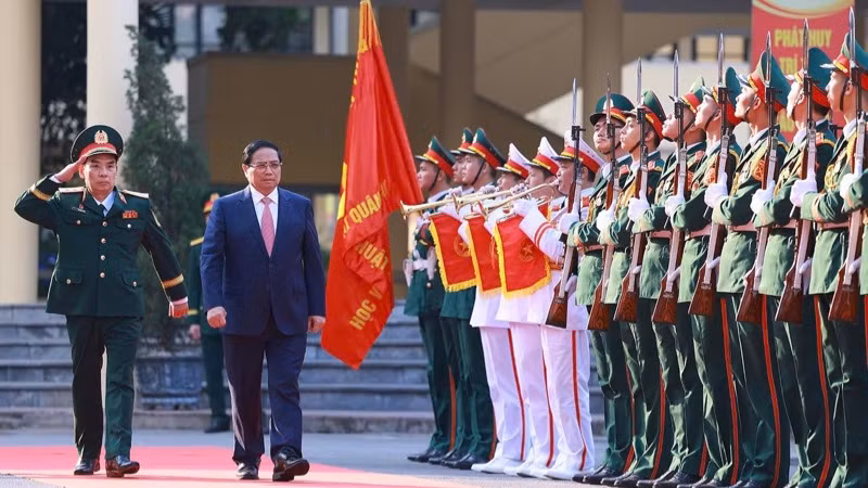 Thủ tướng Phạm Minh Chính tới thăm, làm việc tại Học viện Kỹ thuật Quân sự. (Ảnh: TRẦN HẢI)