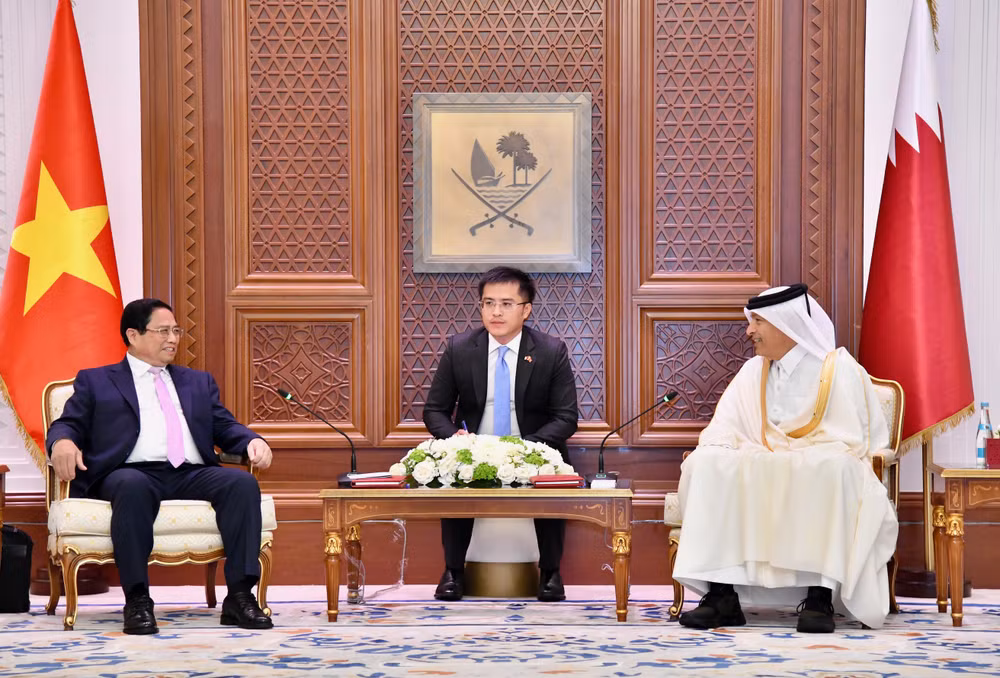 Thủ tướng Phạm Minh Chính hội kiến Chủ tịch Quốc hội Qatar Hassan bin Abdulla Al-Ghanim trong phòng hội kiến. (Ảnh: Thanh Giang)