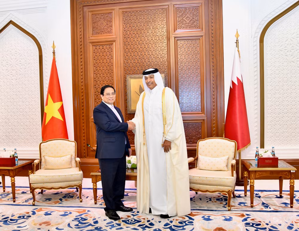 Thủ tướng Phạm Minh Chính bắt tay Chủ tịch Quốc hội Qatar Hassan bin Abdulla Al-Ghanim trong phòng hội kiến. (Ảnh: Thanh Giang)