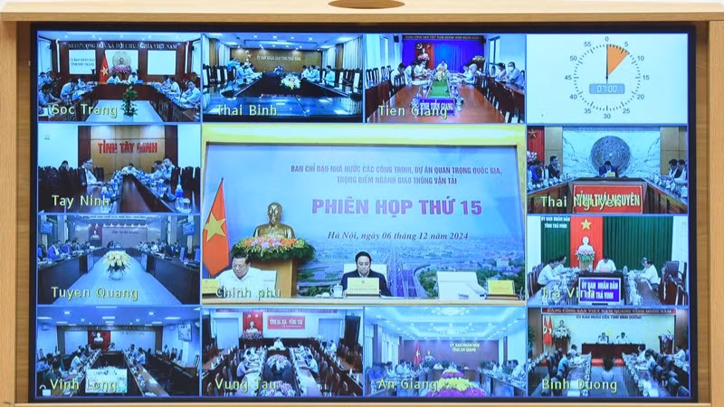 Phiên họp được truyền trực tuyến tới trụ sở 44 Ủy ban nhân dân các tỉnh, thành phố có các công trình giao thông trọng điểm đi qua. (Ảnh: TRẦN HẢI)