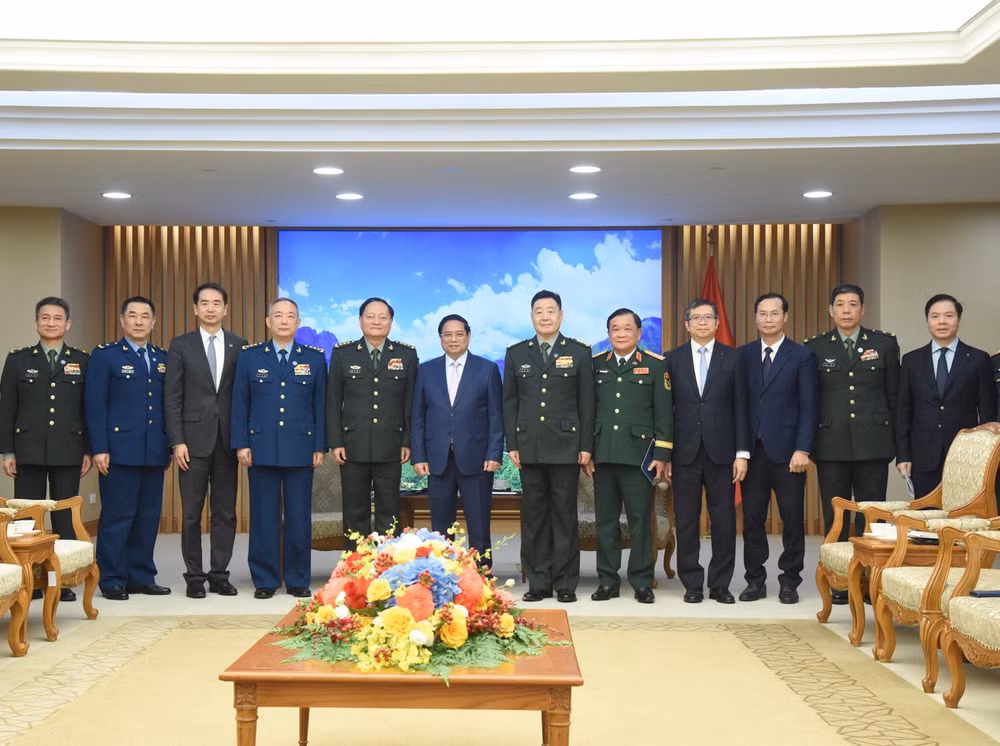 Thủ tướng Phạm Minh Chính và Đoàn đại biểu Quân ủy Trung ương Trung Quốc. (Ảnh: Trần Hải)