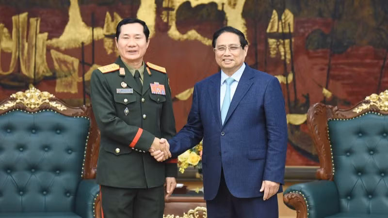 Thủ tướng Chính phủ Phạm Minh Chính và Trung tướng Saichay Kommasith, Thứ trưởng Quốc phòng, Tổng Tham mưu trưởng Quân đội nhân dân Lào (Ảnh: TRẦN HẢI).