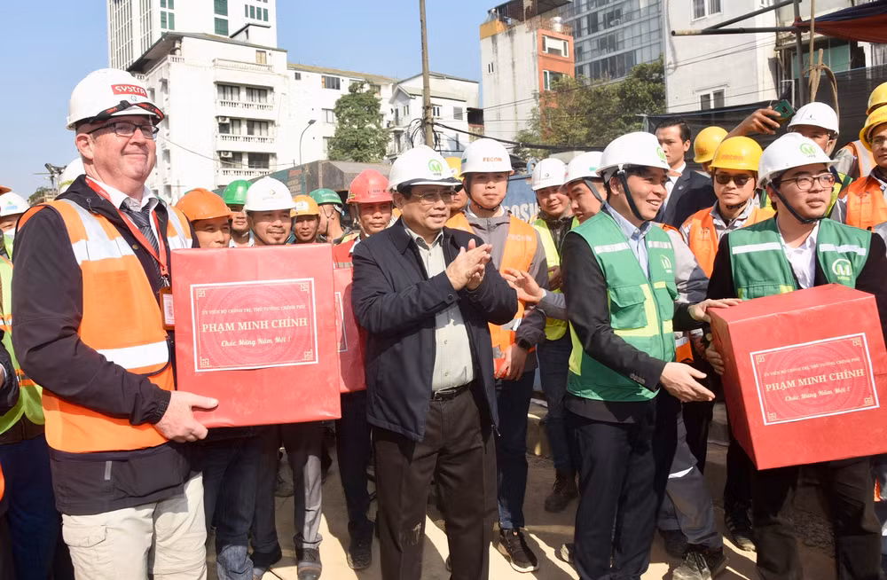 Thủ tướng Phạm Minh Chính tặng quà chúc Tết, động viên các đơn vị đang thi công trên công trường. Ảnh: TRẦN HẢI