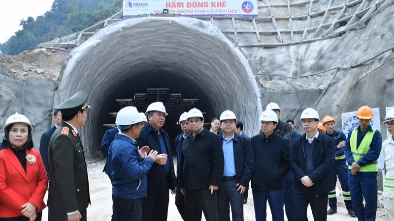 Thủ tướng Phạm Minh Chính thị sát công trường xây dựng hầm Đông Khê. (Ảnh: THANH GIANG)