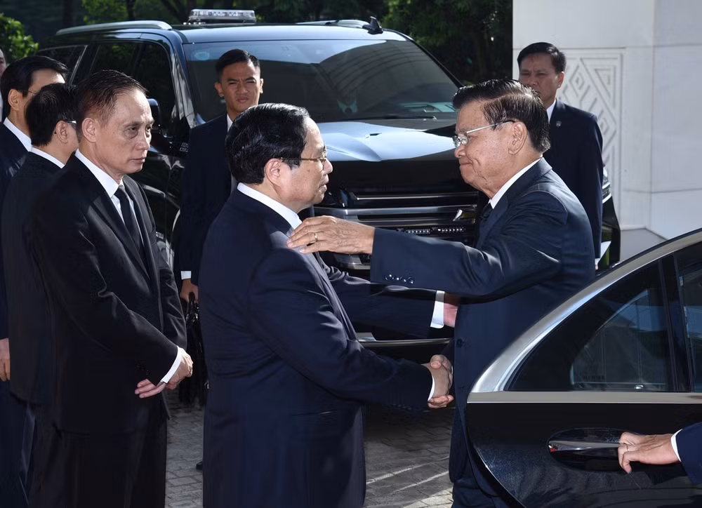 Thủ tướng Phạm Minh Chính đón Tổng Bí thư, Chủ tịch nước Lào Thongloun Sisoulith tại sảnh chính Trụ sở Chính phủ (Ảnh: Trần Hải). Thủ tướng Phạm Minh Chính đón Tổng Bí thư, Chủ tịch nước Lào Thongloun Sisoulith tại sảnh chính Trụ sở Chính phủ (Ảnh: Trần Hải).