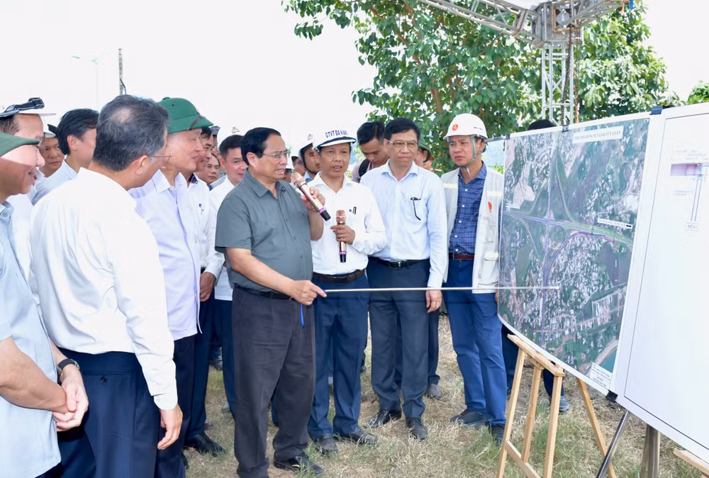 Thủ tướng Phạm Minh Chính cho ý kiến chỉ đạo về đầu tư xây dựng nút giao. (Ảnh: THANH GIANG)
