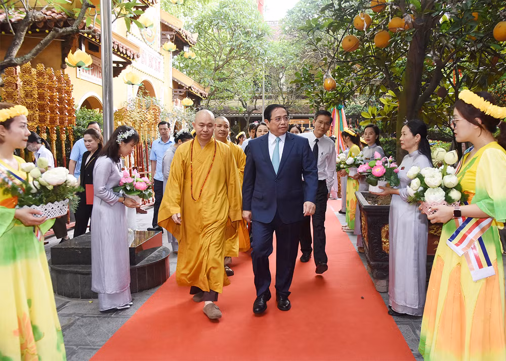 Thủ tướng Phạm Minh Chính tới dự Đại lễ Phật đản tại chùa Quán Sứ, Hà Nội.