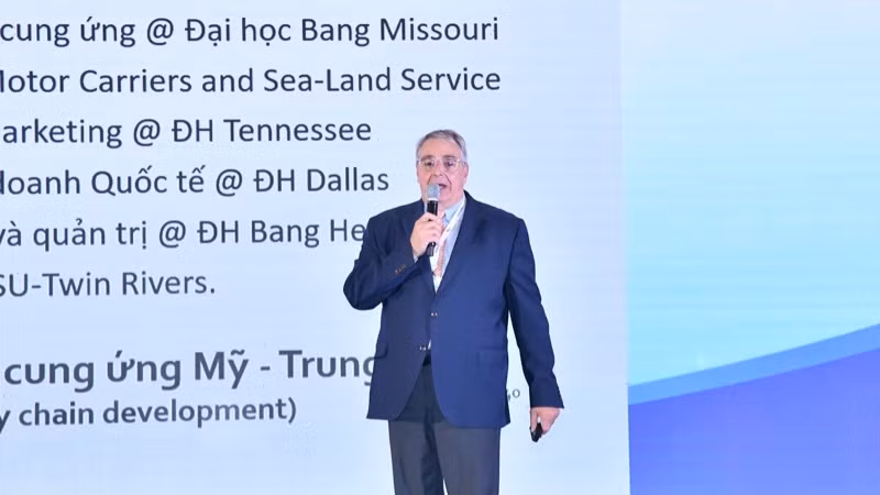GS.TS John Kent, Trường Đại học Arkansas (Hoa Kỳ), trình bày tại Diễn đàn Logistics Việt Nam 2024. GS.TS John Kent, Trường Đại học Arkansas (Hoa Kỳ), trình bày tại Diễn đàn Logistics Việt Nam 2024.