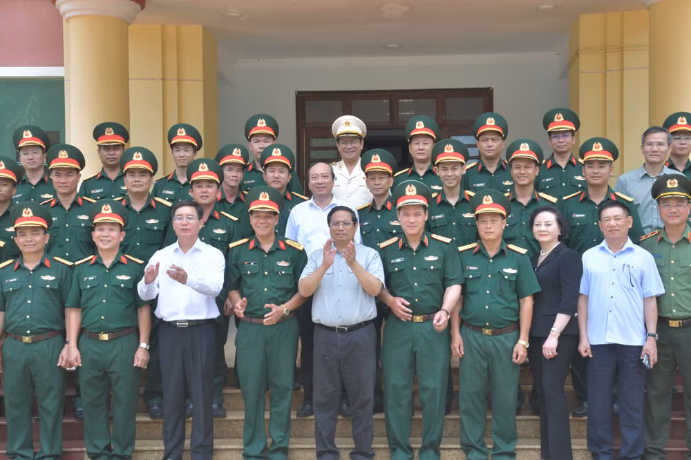 Thủ tướng Phạm Minh Chính với lãnh đạo Bộ Chỉ huy Quân sự tỉnh Đắk Lắk.