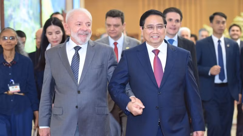 Thủ tướng Phạm Minh Chính nồng nhiệt chào đón Tổng thống Brazil Luiz Inácio Lula da Silva tại Trụ sở Chính phủ. (Ảnh: TRẦN HẢI)