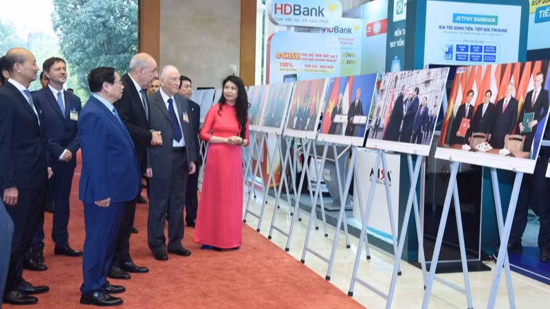 Thủ tướng Phạm Minh Chính giới thiệu với Tổng thống Hungary Sulyok Tamas gian trưng bày ảnh về quan hệ hai nước. (Ảnh:TRẦN HẢI)