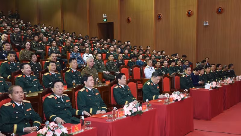 Các tướng lĩnh cấp cao, sĩ quan, học viên Học viện Quốc phòng. Các tướng lĩnh cấp cao, sĩ quan, học viên Học viện Quốc phòng.