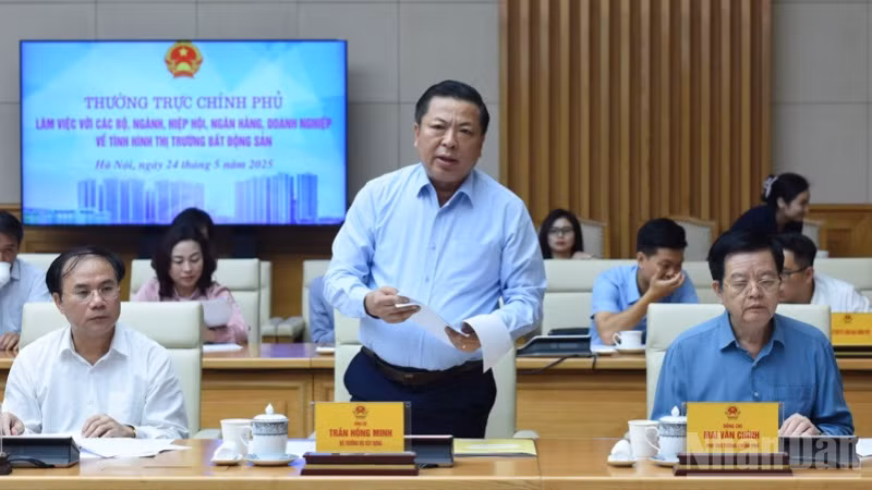 Bộ trưởng Xây dựng Trần Hồng Minh báo cáo tại cuộc làm việc. (Ảnh: TRẦN HẢI)