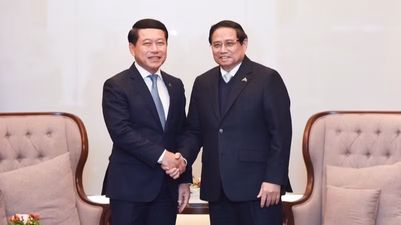 Thủ tướng Chính phủ Phạm Minh Chính và Phó Thủ tướng Chính phủ Lào Saleumxay Kommasith. (Ảnh: TRẦN HẢI)