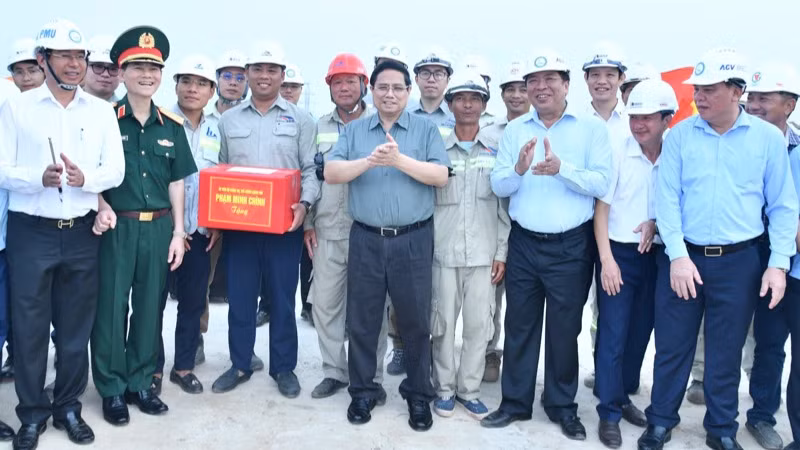 Thủ tướng Phạm Minh Chính tặng quà động viên các đơn vị đang thi công trên công trường.