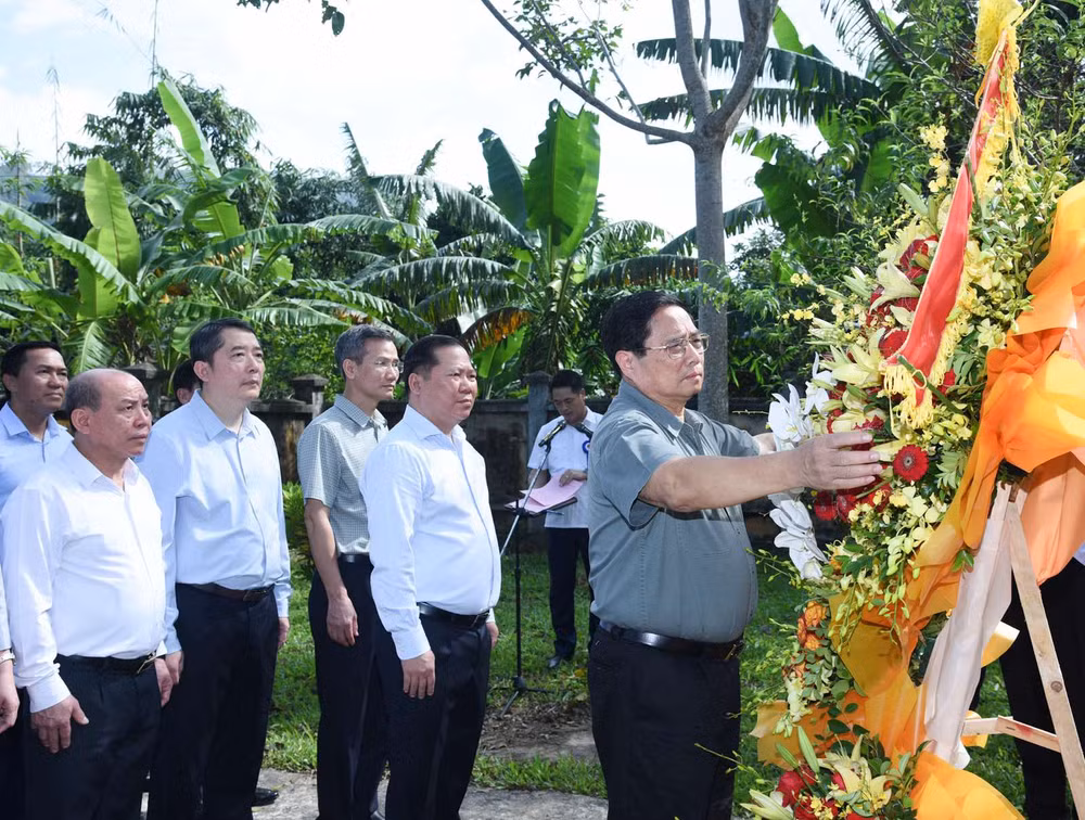 Thủ tướng Phạm Minh Chính dâng hoa tại Đài tưởng niệm Căn cứ cách mạng Giằng Sèo. (Ảnh: Trần Hải) Thủ tướng Phạm Minh Chính dâng hoa tại Đài tưởng niệm Căn cứ cách mạng Giằng Sèo. (Ảnh: Trần Hải)