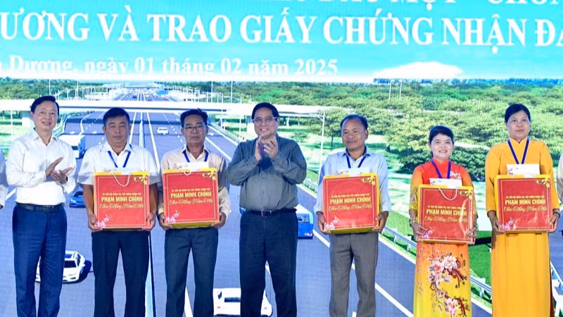 Thủ tướng Phạm Minh Chính tặng quà cho các hộ dân tiêu biểu đã bàn giao mặt bằng cho dự án. (Ảnh: THANH GIANG) Thủ tướng Phạm Minh Chính tặng quà cho các hộ dân tiêu biểu đã bàn giao mặt bằng cho dự án. (Ảnh: THANH GIANG)