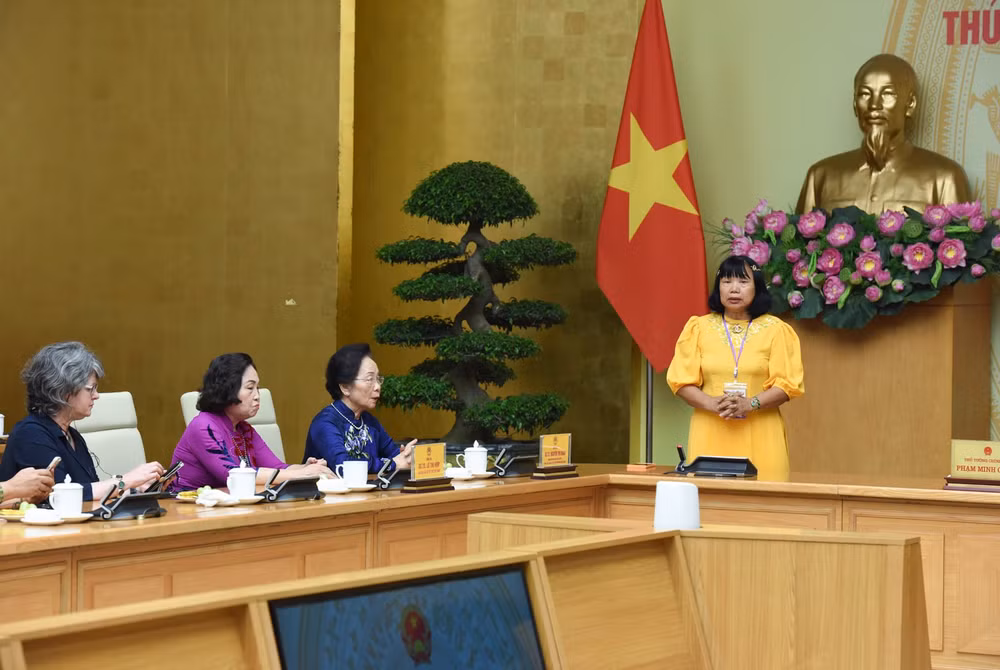 Lãnh đạo Mạng lưới các nhà khoa học và kỹ sư nữ quốc tế (INWES) phát biểu ý kiến tại buổi gặp mặt. (Ảnh: TRẦN HẢI)