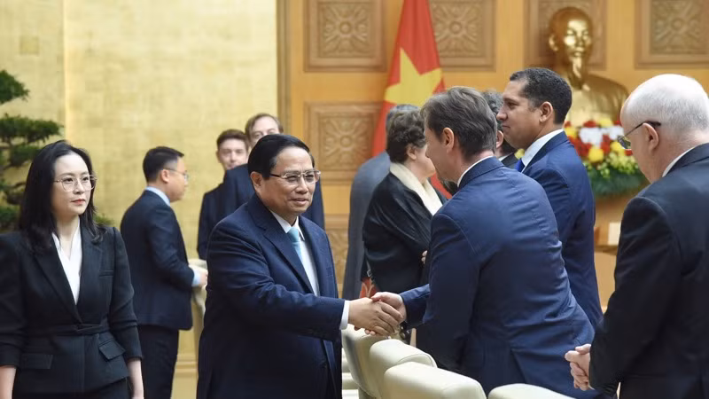 Thủ tướng Phạm Minh Chính bắt tay chào mừng lãnh đạo các tập đoàn hàng đầu châu Âu tham dự Toạ đàm. (Ảnh: TRẦN HẢI) Thủ tướng Phạm Minh Chính bắt tay chào mừng lãnh đạo các tập đoàn hàng đầu châu Âu tham dự Toạ đàm. (Ảnh: TRẦN HẢI)