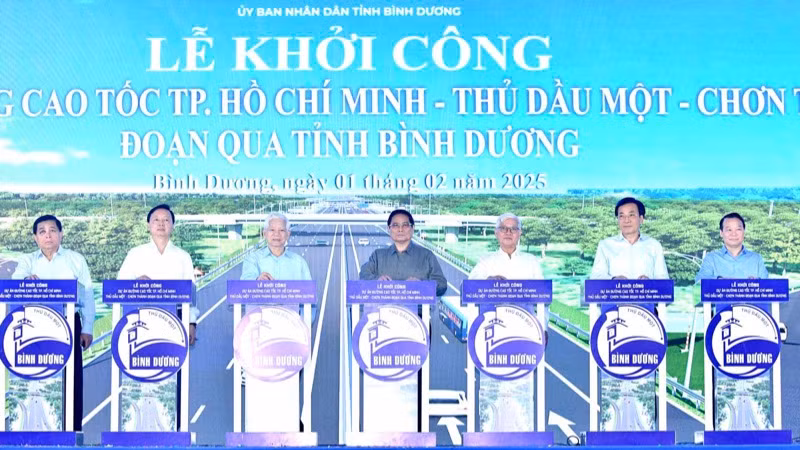 Thủ tướng Phạm Minh Chính và các đồng chí lãnh đạo, nguyên lãnh đạo thực hiện nghi thức khởi công dự án. (Ảnh: THANH GIANG)