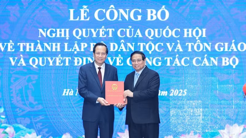 Thủ tướng Phạm Minh Chính trao Quyết định của Chủ tịch nước phê chuẩn việc bổ nhiệm cho Bộ trưởng Dân tộc và Tôn giáo Đào Ngọc Dung. (Ảnh: TRẦN HẢI) Thủ tướng Phạm Minh Chính trao Quyết định của Chủ tịch nước phê chuẩn việc bổ nhiệm cho Bộ trưởng Dân tộc và Tôn giáo Đào Ngọc Dung. (Ảnh: TRẦN HẢI)