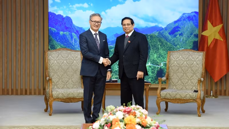 Thủ tướng Phạm Minh Chính và Bộ trưởng Ngoại giao Lào Thongsavanh Phomvihane (Ảnh: TRẦN HẢI).