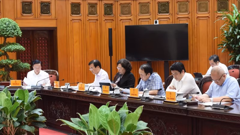 Phó Thủ tướng Trần Hồng Hà cùng lãnh đạo các bộ, ngành tham dự cuộc họp. (Ảnh: TRẦN HẢI)