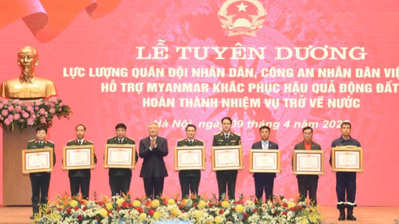 Phó Thủ tướng Thường trực Chính phủ Nguyễn Hòa Bình trao bằng khen của Thủ tướng Chính phủ tặng các tập thể và cá nhân có thành tích xuất sắc trong công tác cứu hộ, cứu nạn ở Myanmar (Ảnh: TRẦN HẢI).