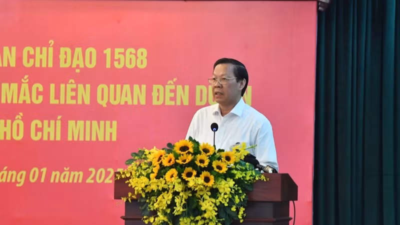Chủ tịch Uỷ ban nhân dân Thành phố Hồ Chí Minh Phan Văn Mãi báo cáo Thủ tướng Chính phủ và Ban Chỉ đạo tại cuộc làm việc (Ảnh: THANH GIANG).